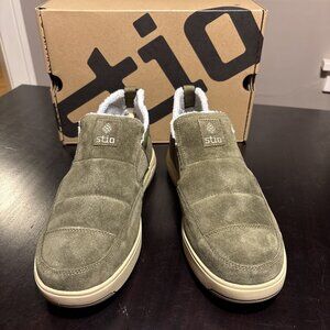 Stio Mens Size 9.5 Colter Low Slip On Dark Olive Suede Leather Comfort Shoes NEW